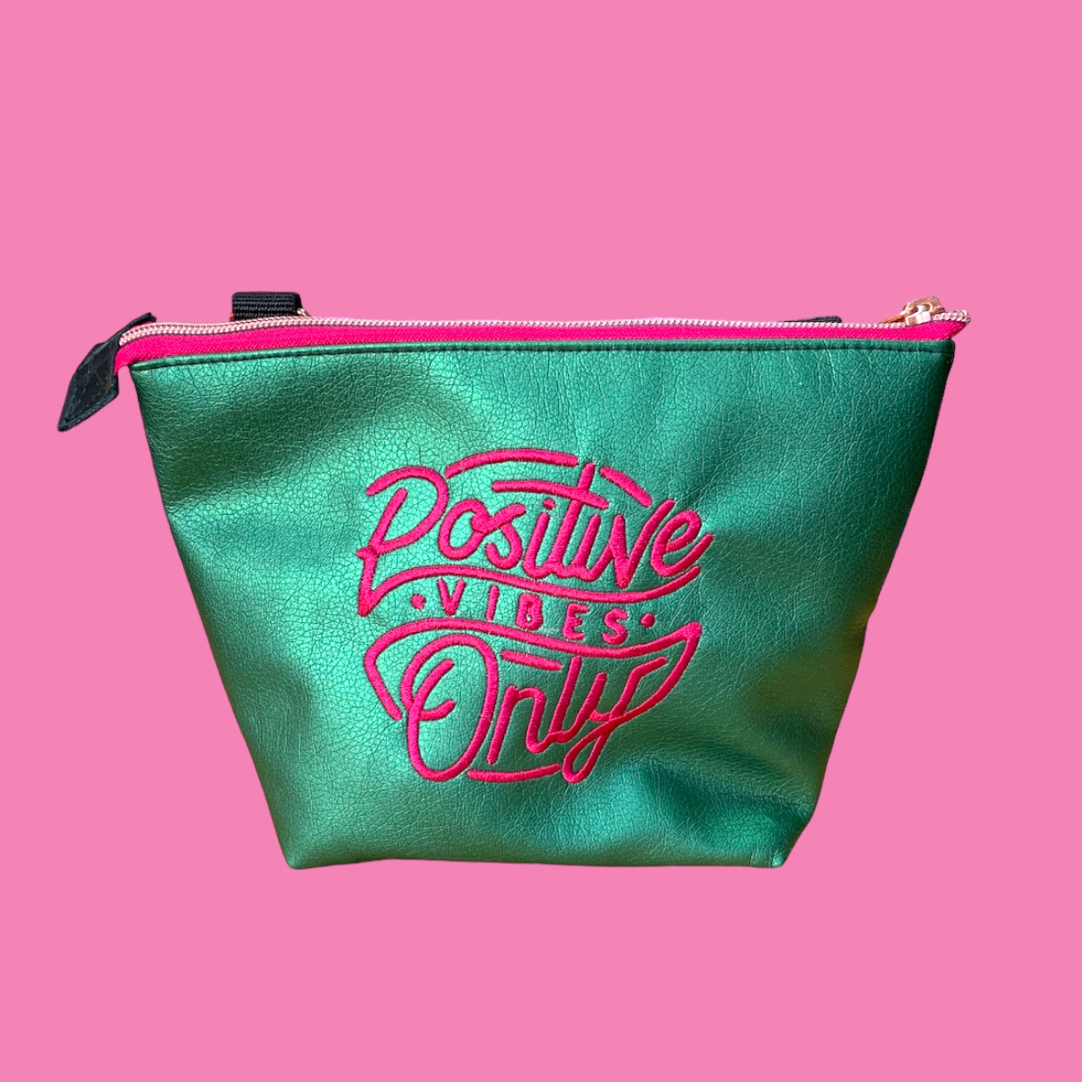 GassiTaschi® PLUS Quer #035 Tannengrün Metallic Positive Vibes Only
